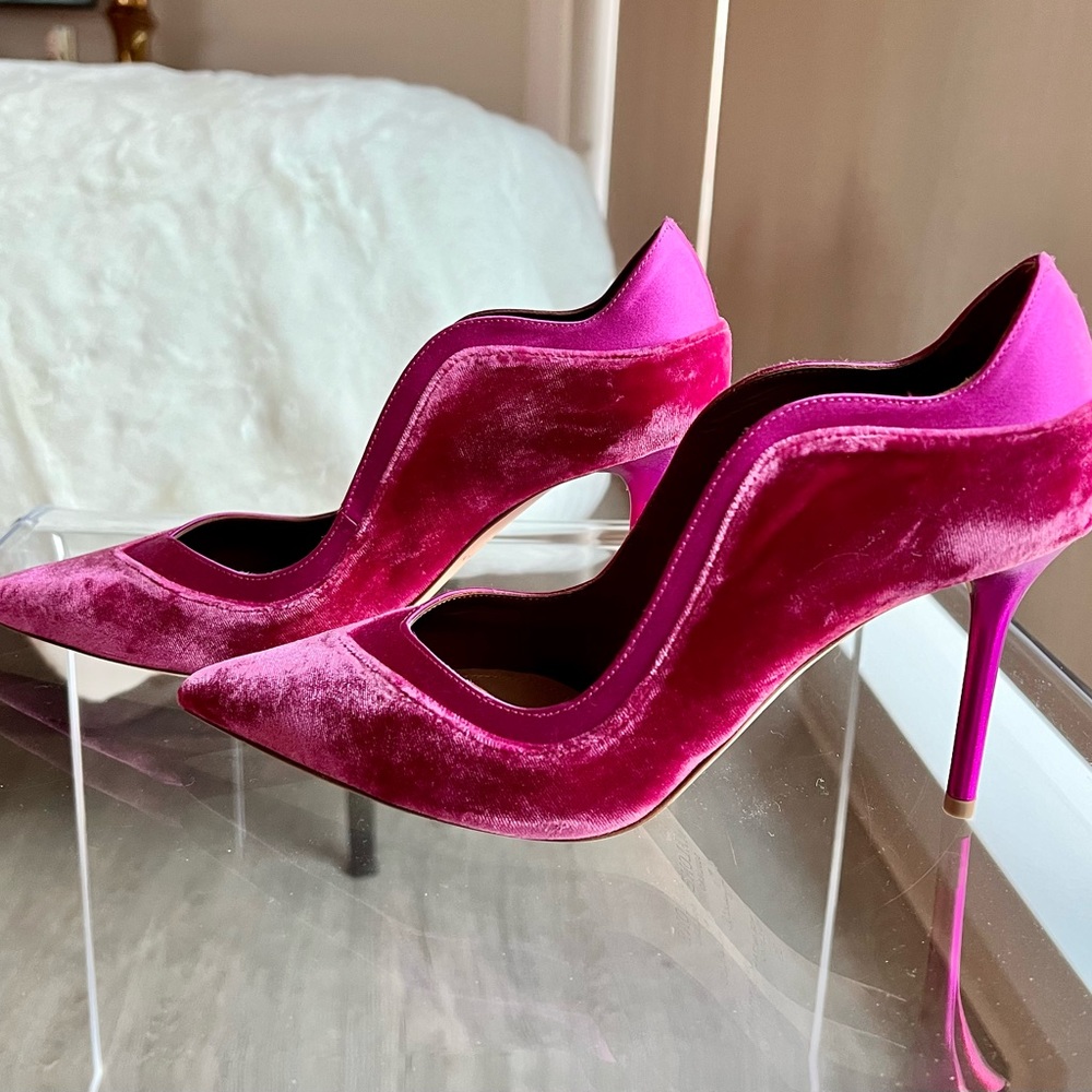 NEW Malone Souliers by Roy Luwolt Fuchsia Penelope Velvet Pumps with Satin Trim